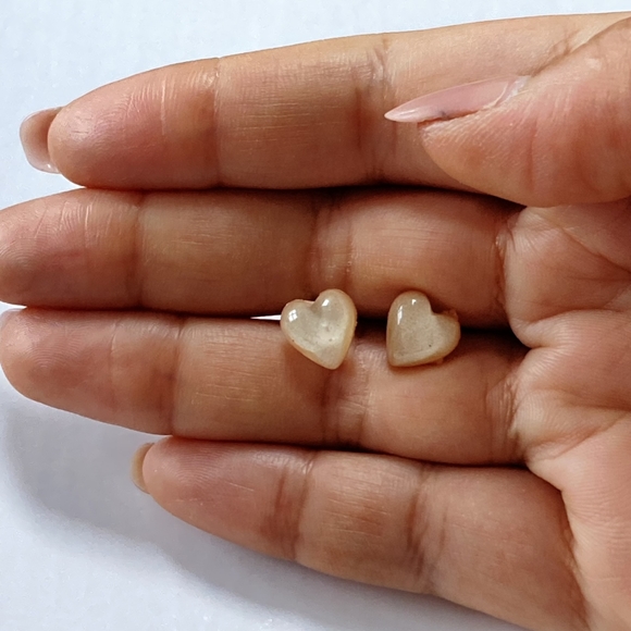 BNWT Amber Resin Heart Stud Earrings - Chic and Versatile - Picture 6 of 11